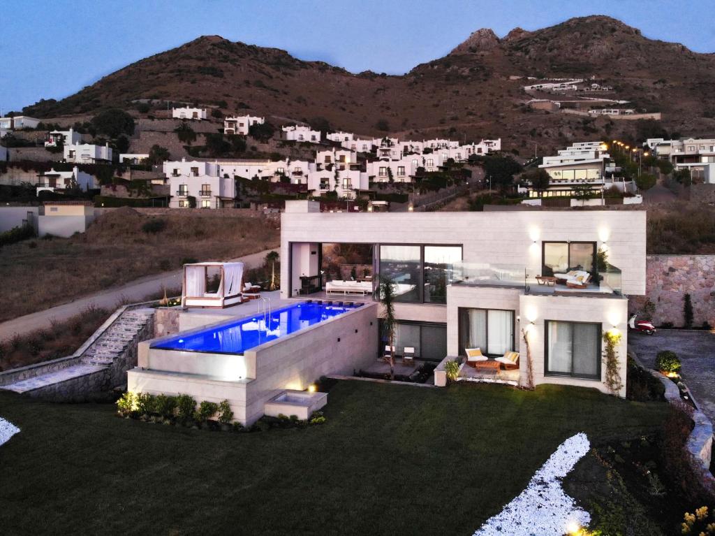 Bodrum Yalıkavak'ta Denize Sıfır Satılık Villa